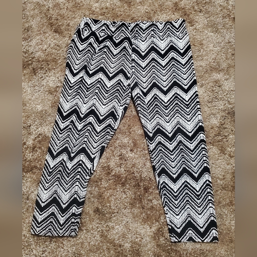 SALE **Time and Tru Black and White Chevron Leggings**